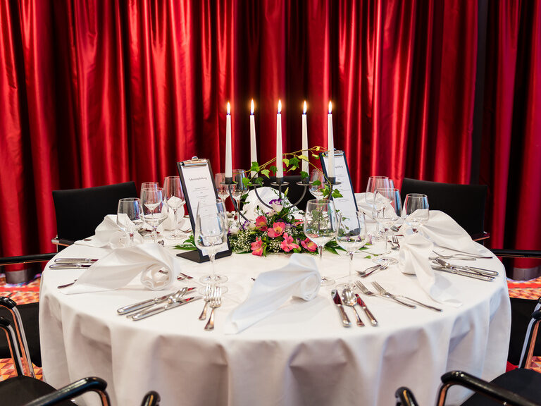 Ein runder Tisch ist für eine Hochzeit angerichtet