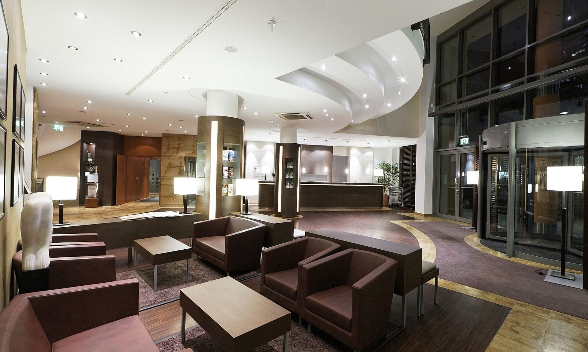 Der Lobbybereich im Hotel FirstInn Zwickau bietet Sessel zum entspannen