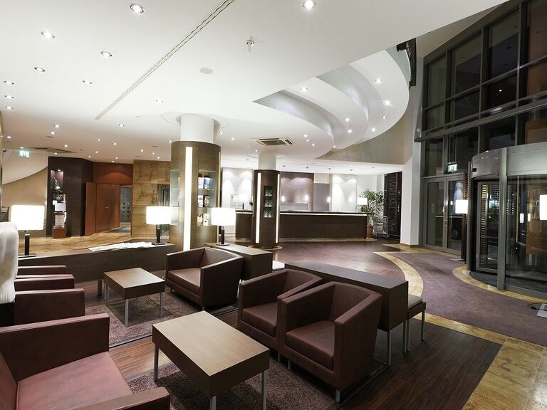 Der Lobbybereich im Hotel FirstInn Zwickau bietet Sessel zum entspannen